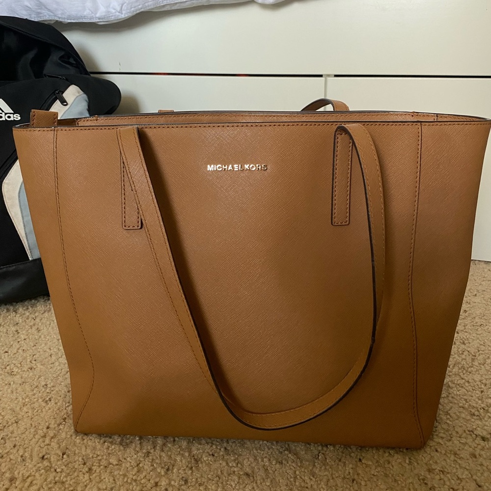Tan Michael Kors large purse/tote/bag. Travel/laptop purse. Lots of pockets.